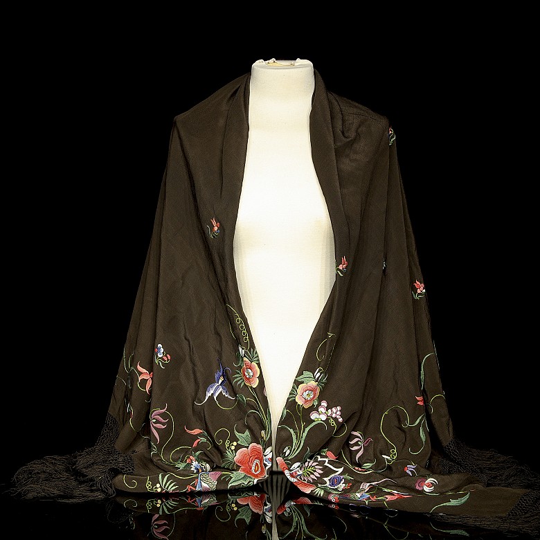 Elizabethan embroidered silk Manila shawl, 19th century