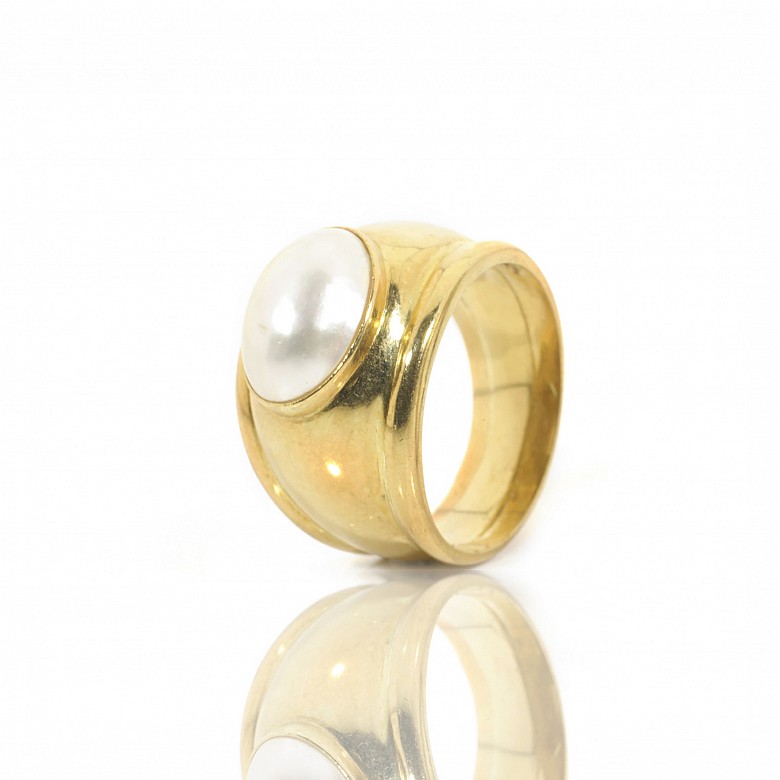 18k yellow gold and mother of pearl ring