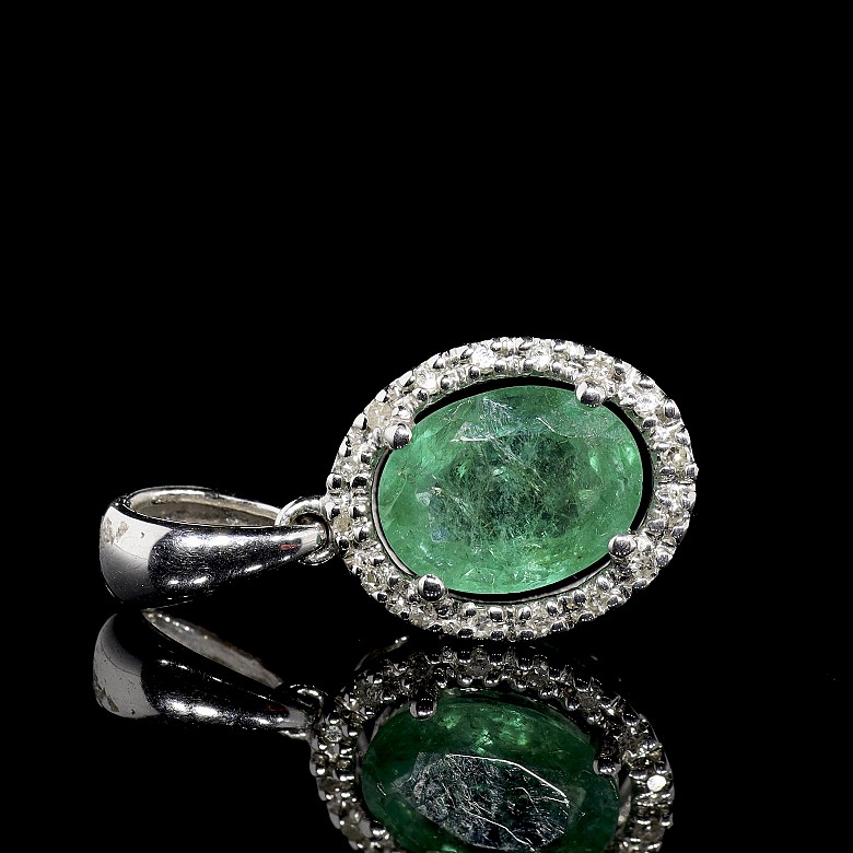 Pendant with emerald and diamonds in white gold