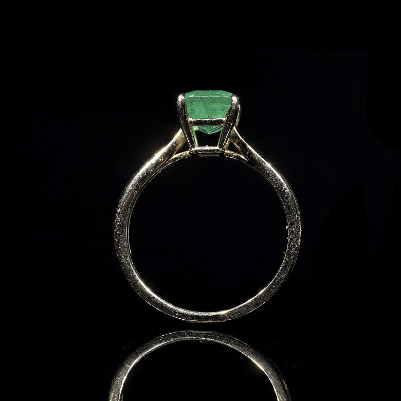 Yellow gold ring with emerald - 4