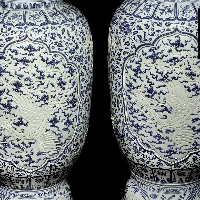 Pair of large vases with dragons, 20th century