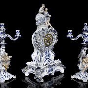 Juego de reloj con dos candelabros y peana, Meissen, S.XIX - XX