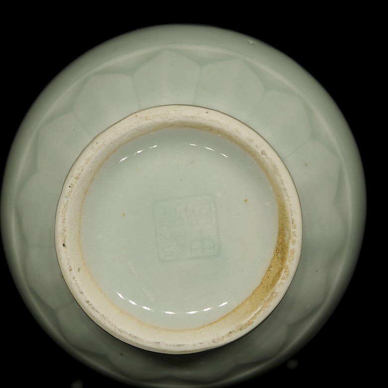 Pequeño jarrón de porcelana con vidriado celadón, s.XX