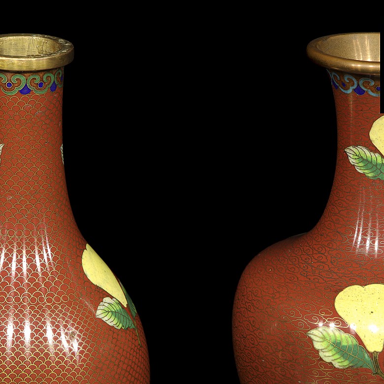 Dos jarrones de cloisonné, China, S.XX