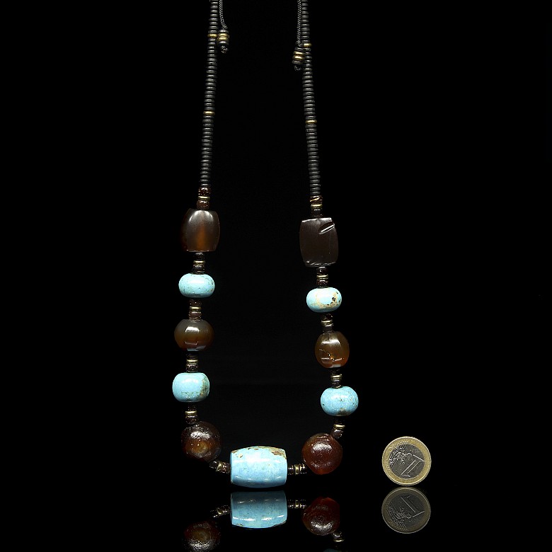 Turquoise and agate necklace, Liao-Jin culture