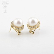 Pearl earrings in 18k yellow gold and diamonds.