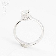 18k white gold solitaire with central diamond