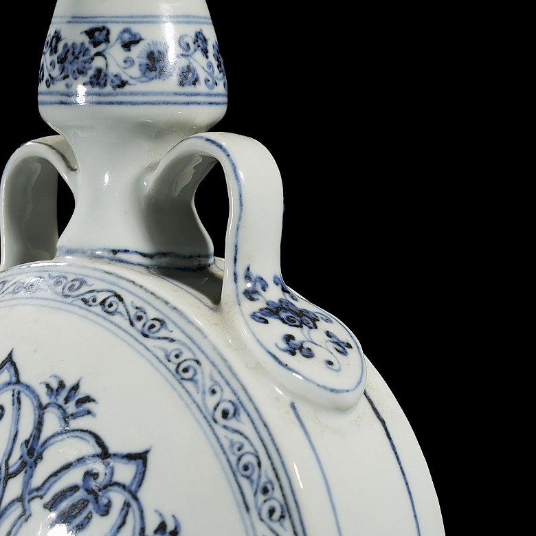 Blue and white porcelain ‘Binahu’ vase, with Ming mark