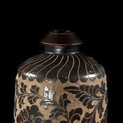 Ceramic vase with sgraffito decoration, Jin dynasty