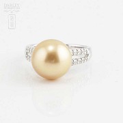 18k gold ring with diamonds and Australian pearl