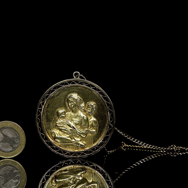 Yellow gold ‘Mother’ medallion