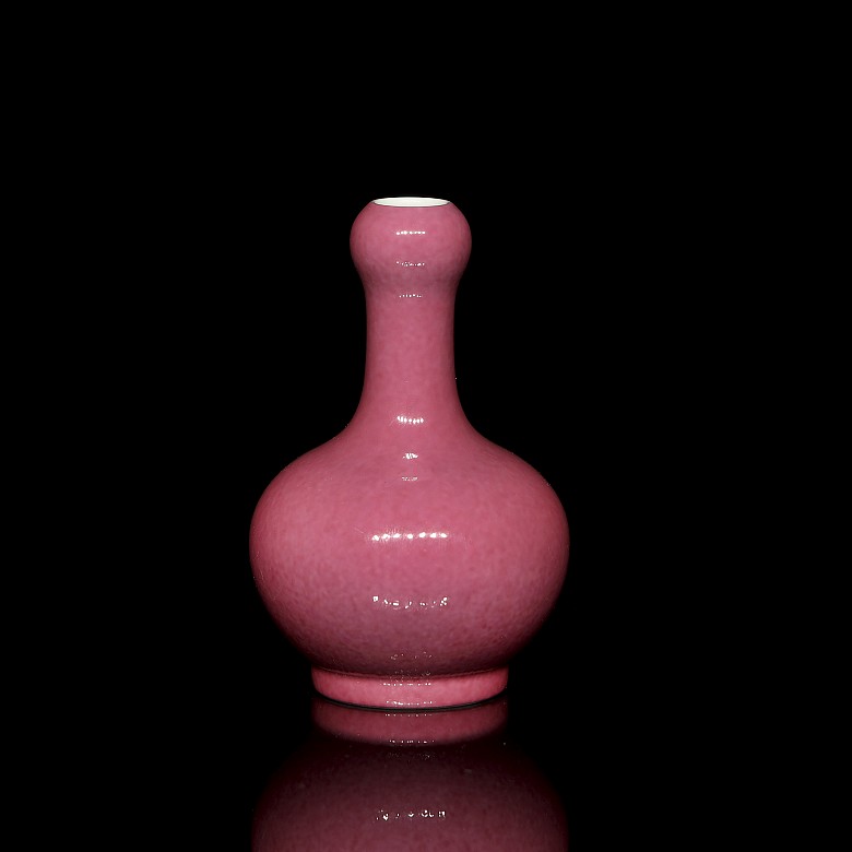 Pequeño jarrón de porcelana con esmalte rosa, con sello Yongzheng