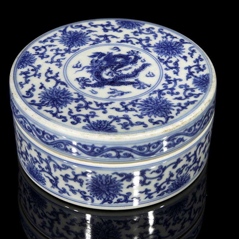 Porcelain box with dragon, 20th century