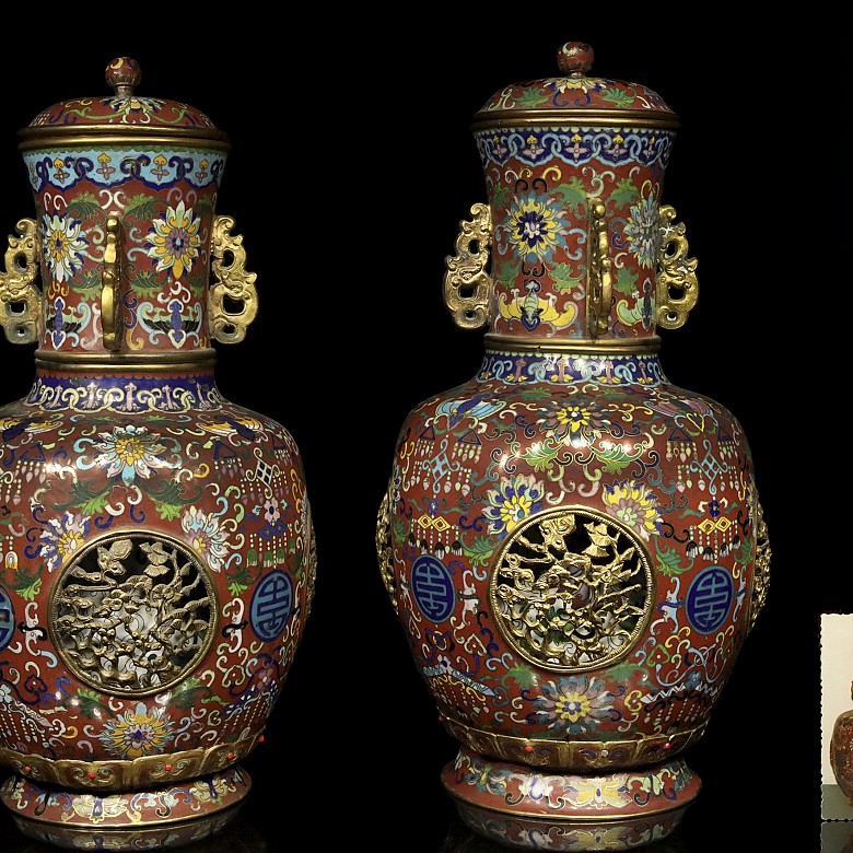 Pair of giratiorian vases, 19th - 20th century