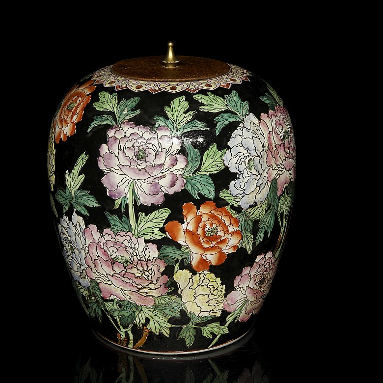 Porcelain tibor with lid “famille noire”, Qing dynasty