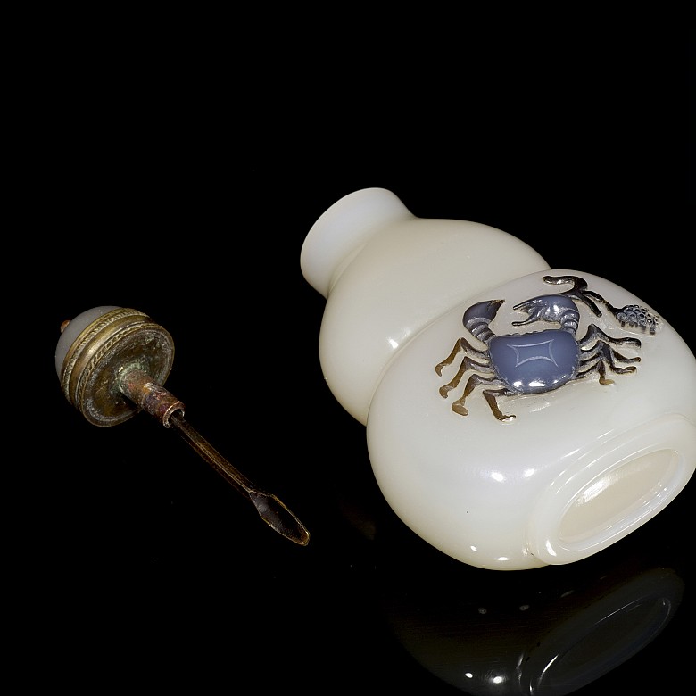 Agate snuff bottle 