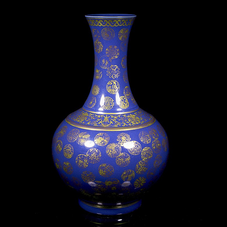 Glazed porcelain vase with blue background, Qing dynasty, with Guangxu seal