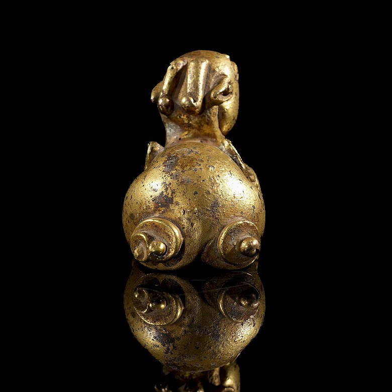 Figura de bronce dorado 