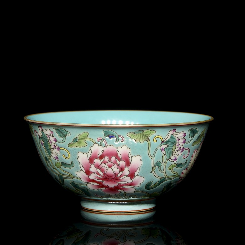 Porcelain enamelled bowl ‘Peonies’, with Yongzheng seal - 1