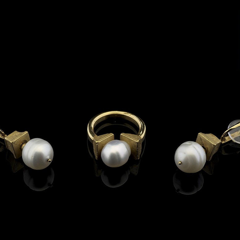 Set of earrings and ring of yellow gold and pearls