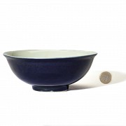 Cuenco de porcelana con vidriado azul zafiro, dinastía Qing