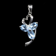 Pendant in white gold with topaz