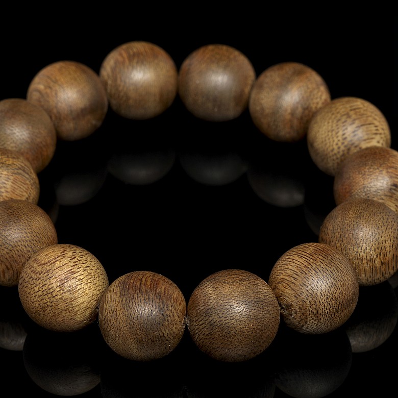 Bracelet with 14 carved wood beads