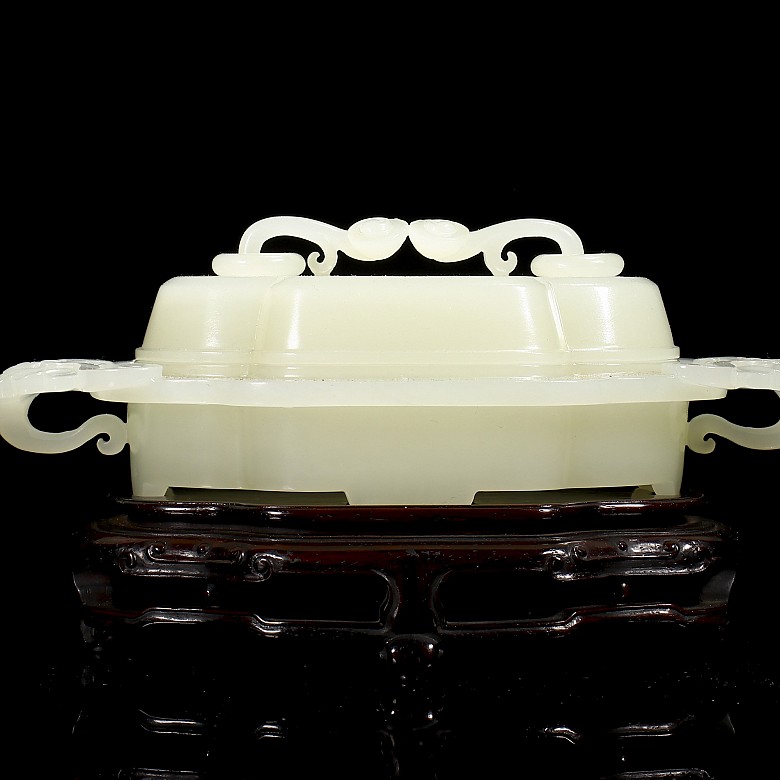 Heitan white jade lidded box, Qing dynasty, with Qianlong seal