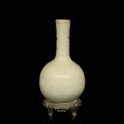 Small “Gē yáo” glazed vase, Qing dynasty