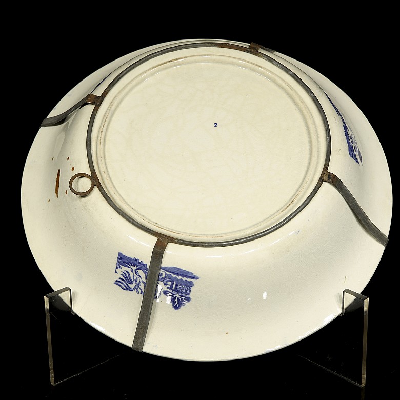 Porcelain dish with blue and white decorations, 20th century