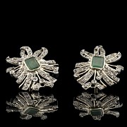 Earrings with diamonds and two emeralds