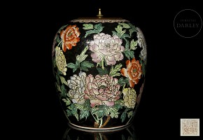 Porcelain tibor with lid “famille noire”, Qing dynasty