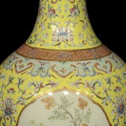 Jarrón de porcelana con fondo amarillo, con marca Qianlong