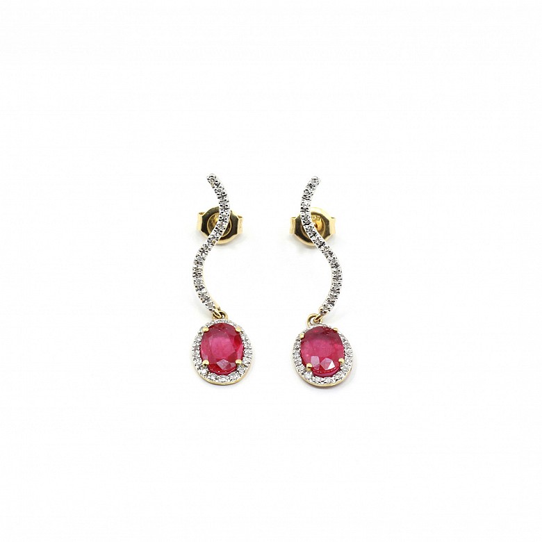 Earrings in 18k yellow gold with rubies and diamonds.