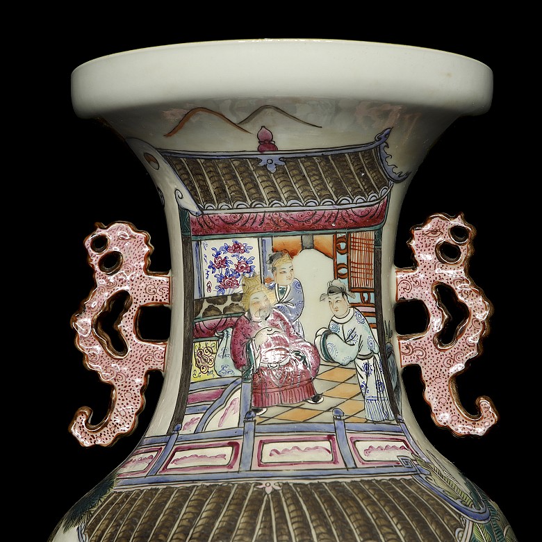 Porcelain vase ‘Scenes’, Qing dynasty