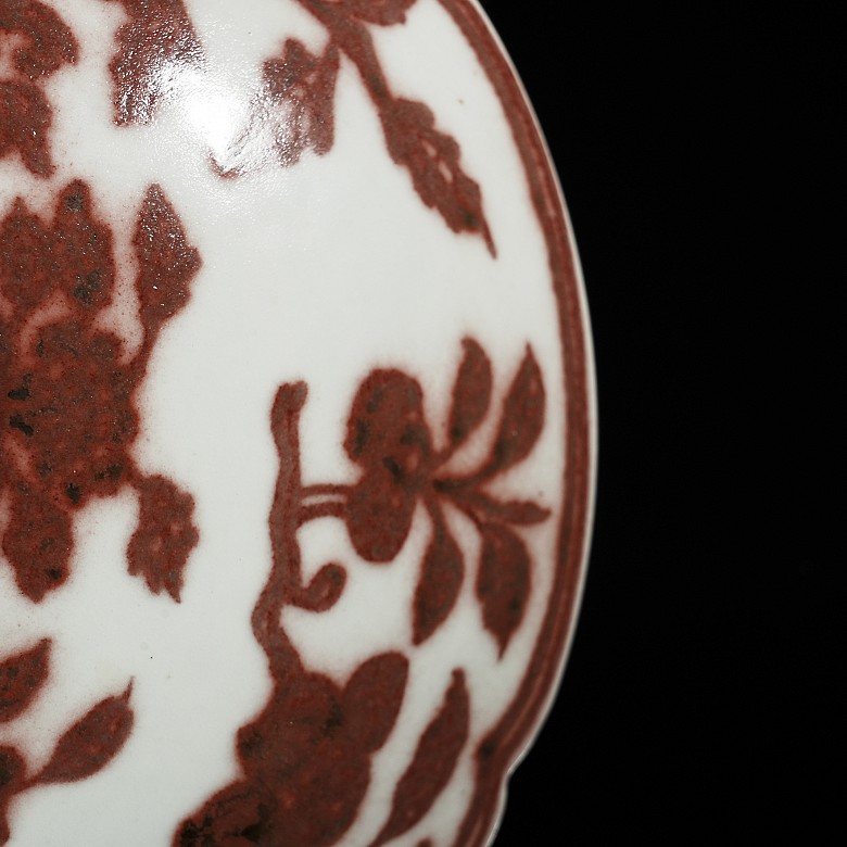 Enamelled porcelain bowl ‘Flowers’, with Xuande mark