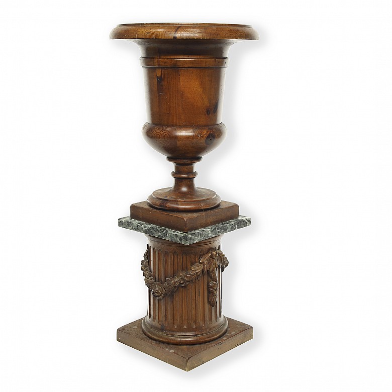 Medici goblet with wooden pedestal, 20th century