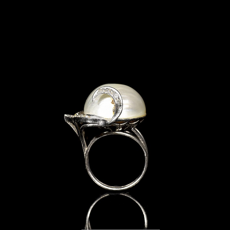 White gold ring with mother pearl