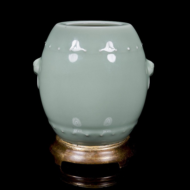 Enamelled porcelain vase with a bronze foot, Qing dynasty