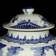 Blue and white porcelain tibor “Scenes in garden”, Qing Dynasty