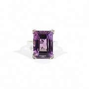 18k white gold ring with amethyst and diamonds