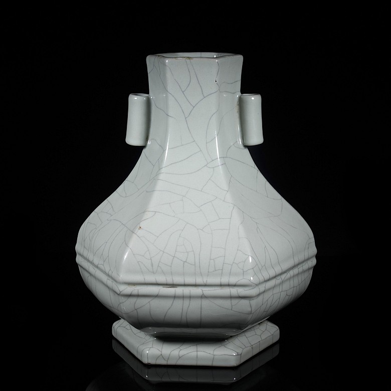 Hexagonal vase with ‘Geyao’ glaze, Qing dynasty