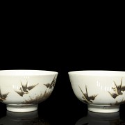 Pair of enamelled porcelain bowls ‘Swallows’, with Tongzhi mark