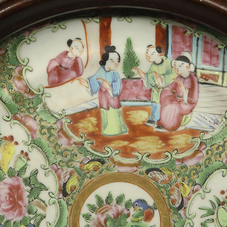 Cantonese porcelain dish with wooden frame, 20th century