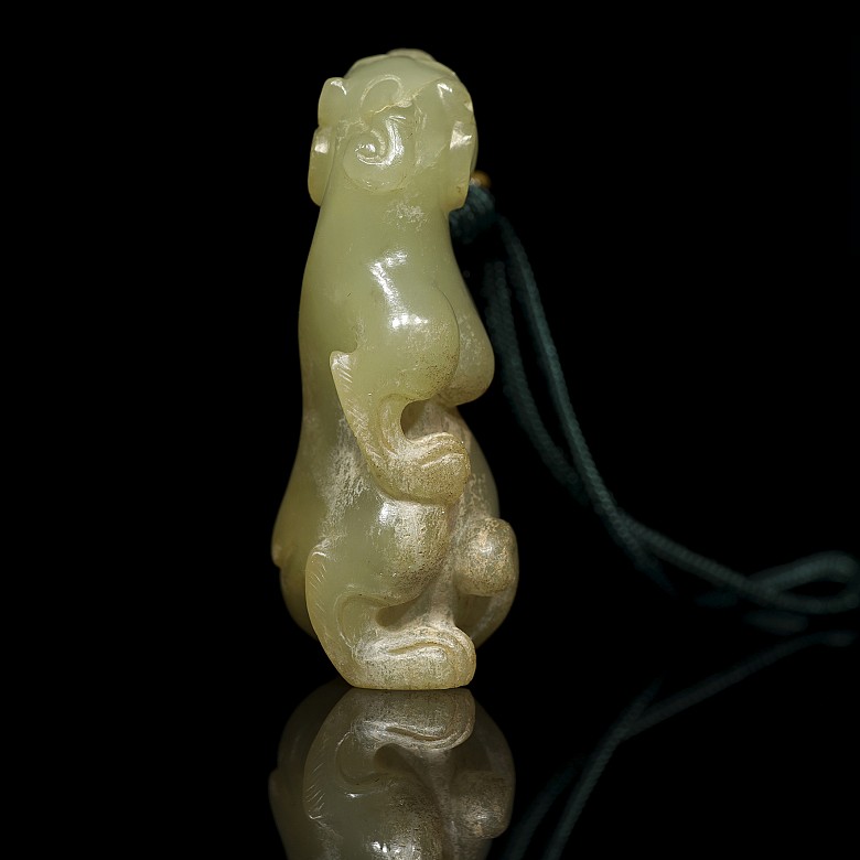 Carved jade 'bear' pendant, Eastern Han dynasty