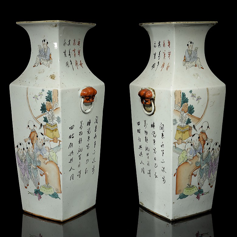 Pair of vases 