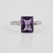 18k white gold ring with amethyst and 6 diamonds.