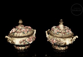 Capodimonte porcelain ‘Pair of soup tureens’, 20th century