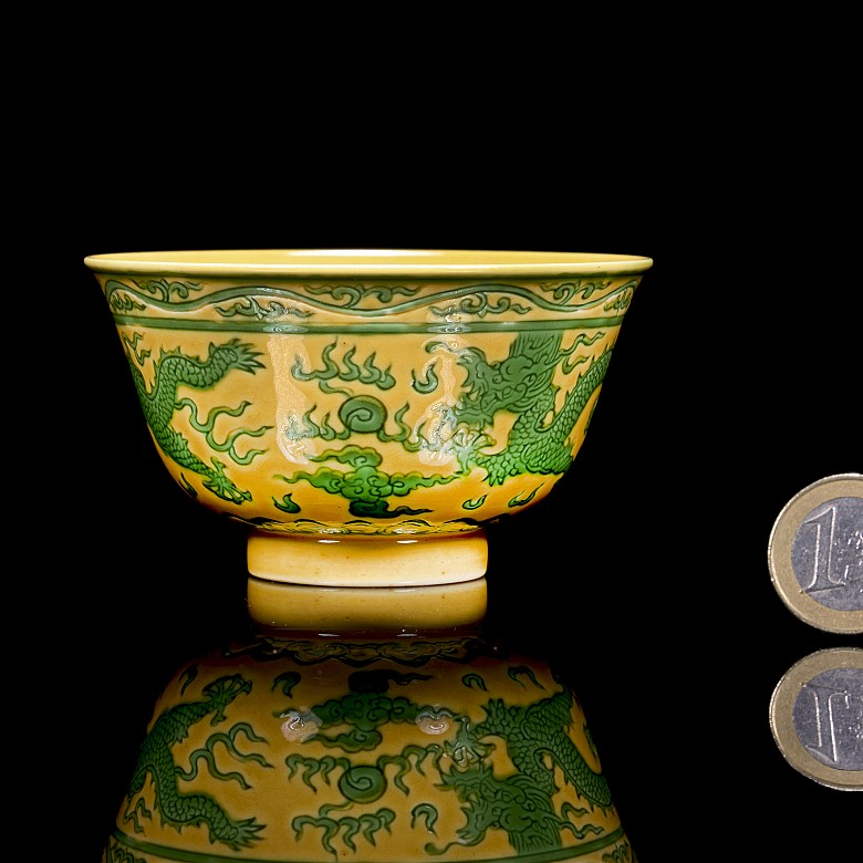 Porcelain enamelled bowl with yellow background ‘Dragon’, with Qianlong seal