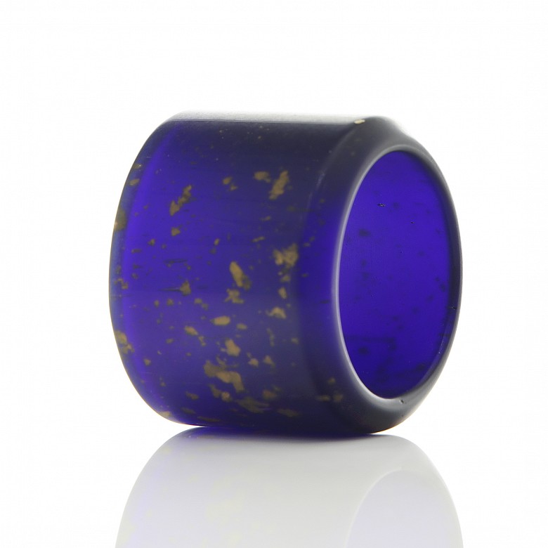 Archer's ring of blue glass and gold leaf shavings, 20th century - 1